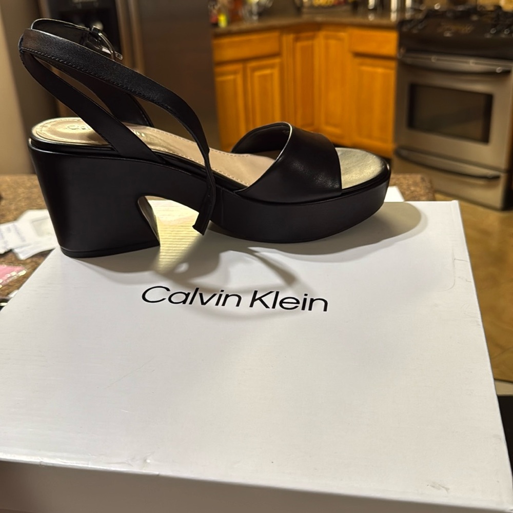Black sandal size 8.5M